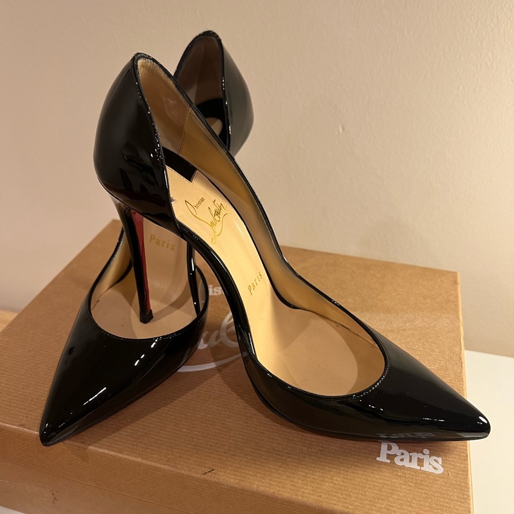 Gently used Christian Louboutin
Iriza Patent Open-Side Red Sole Pump size 37